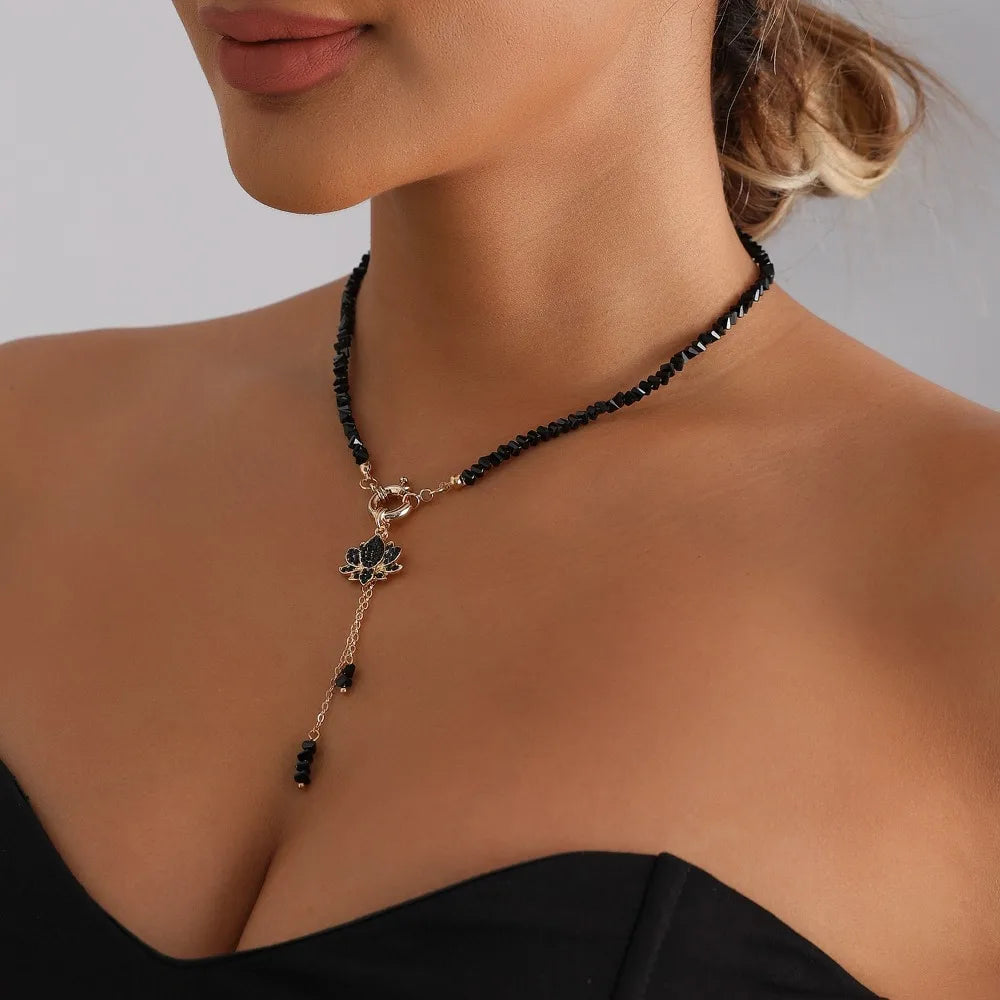 Collier Pendentif Lotus Strass et Pompon - Perles Cristal Noir Triangulaire Femme
