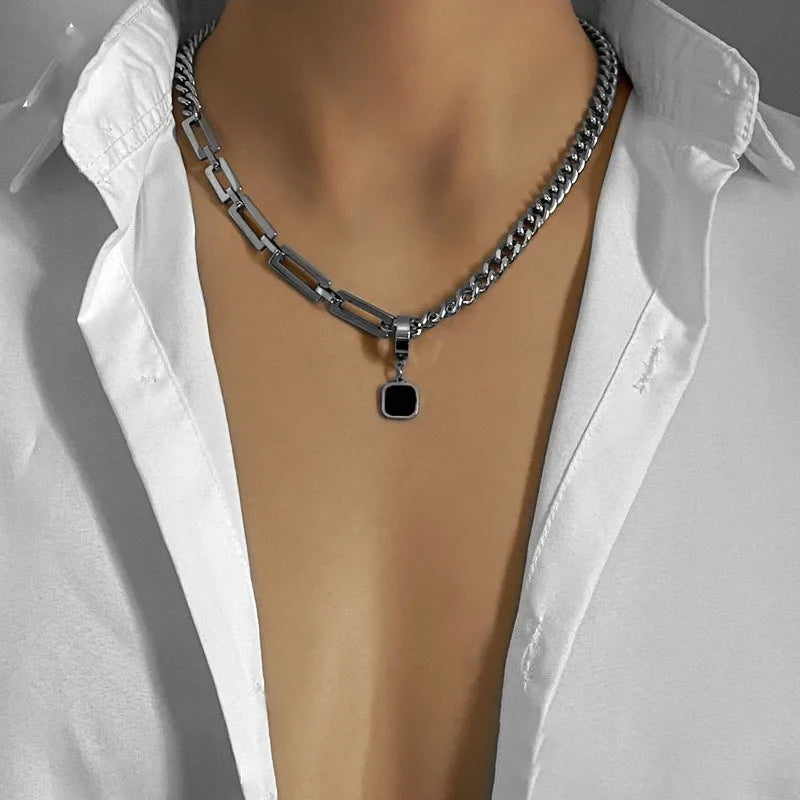 Collier Homme Perles Noires Pendentif Carré - Accessoire Tendance 2025