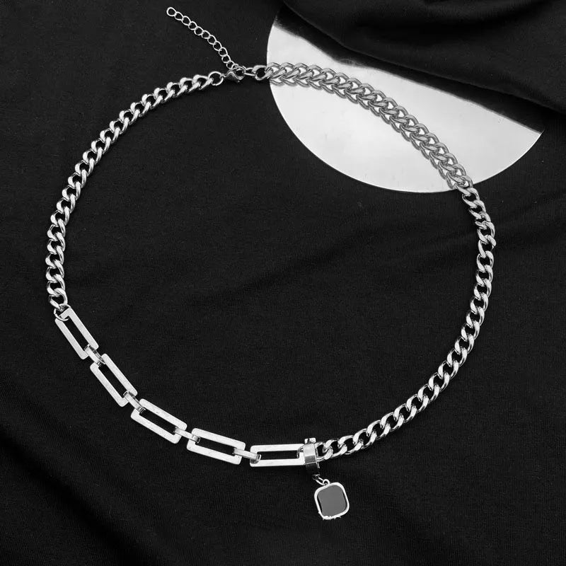 Collier Homme Perles Noires Pendentif Carré - Accessoire Tendance 2025