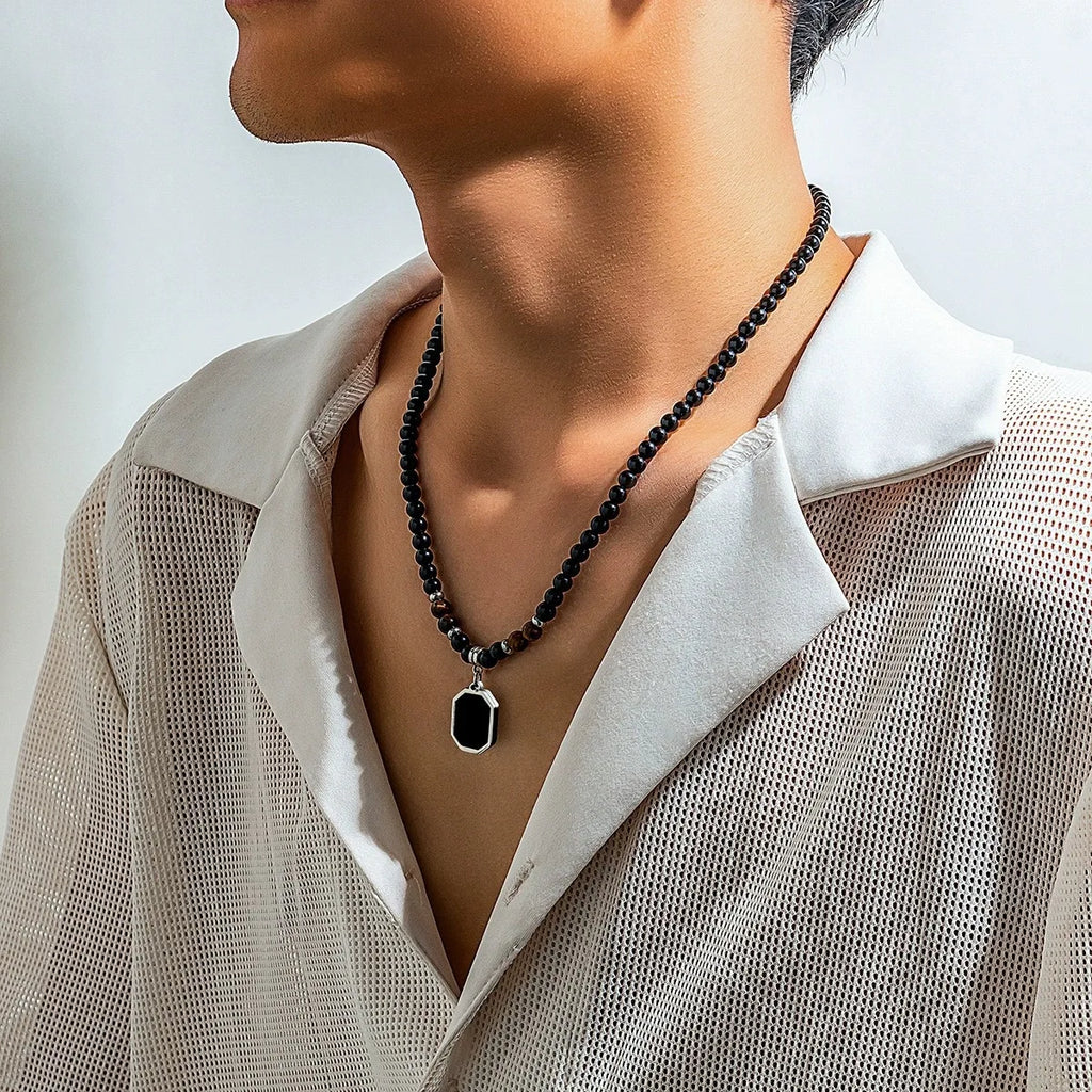 Collier Homme Perles Noires Pendentif Carré - Accessoire Tendance 2025