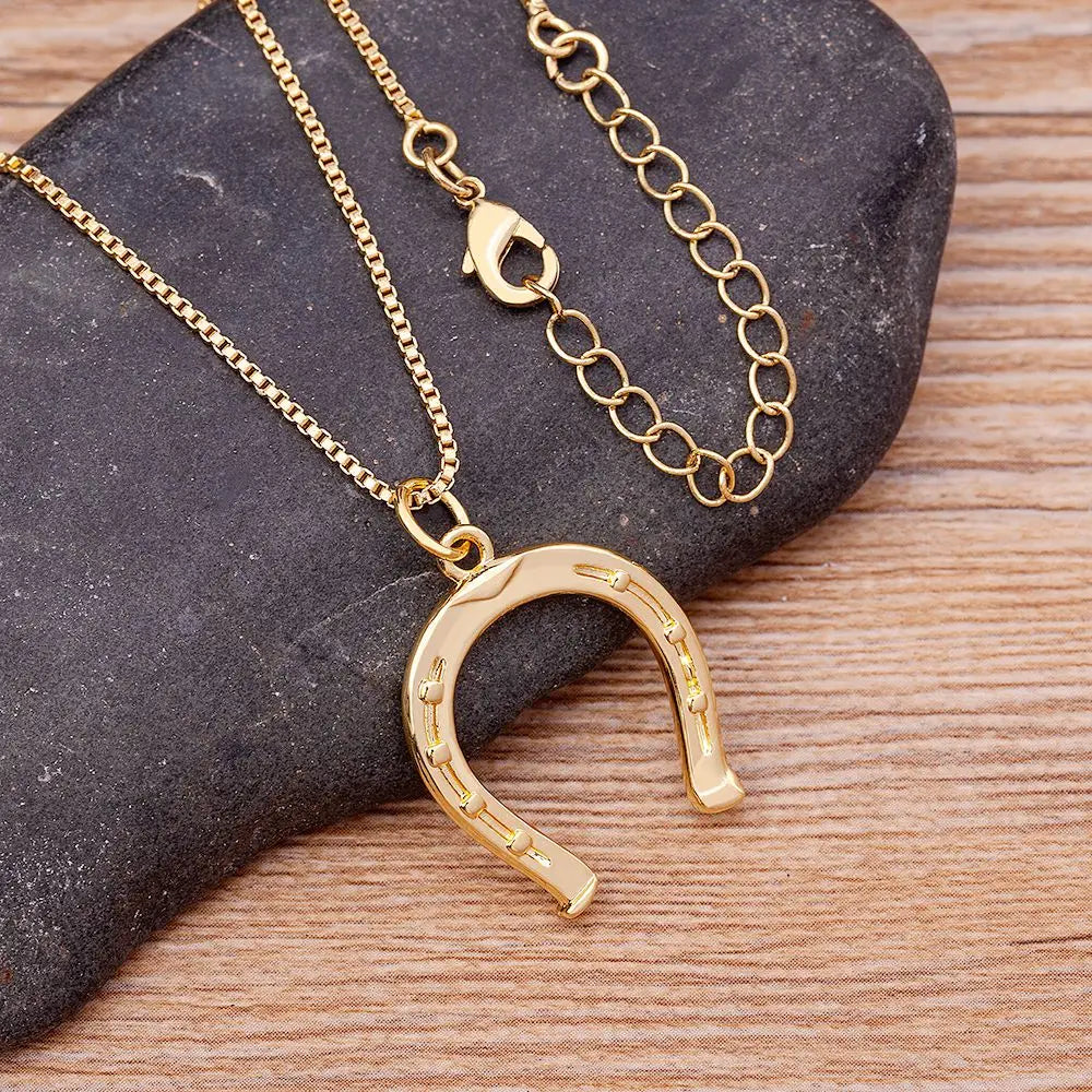 Collier Pendentif Fer à Cheval Porte-Bonheur - Bijou Femme Élégant
