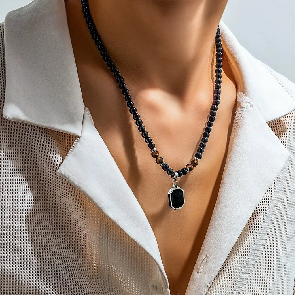 Collier Homme Perles Noires Pendentif Carré - Accessoire Tendance 2025