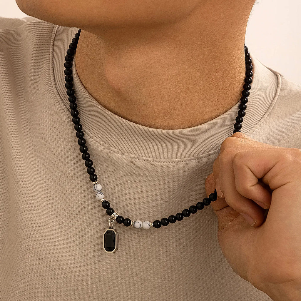 Collier Homme Perles Noires Pendentif Carré - Accessoire Tendance 2025