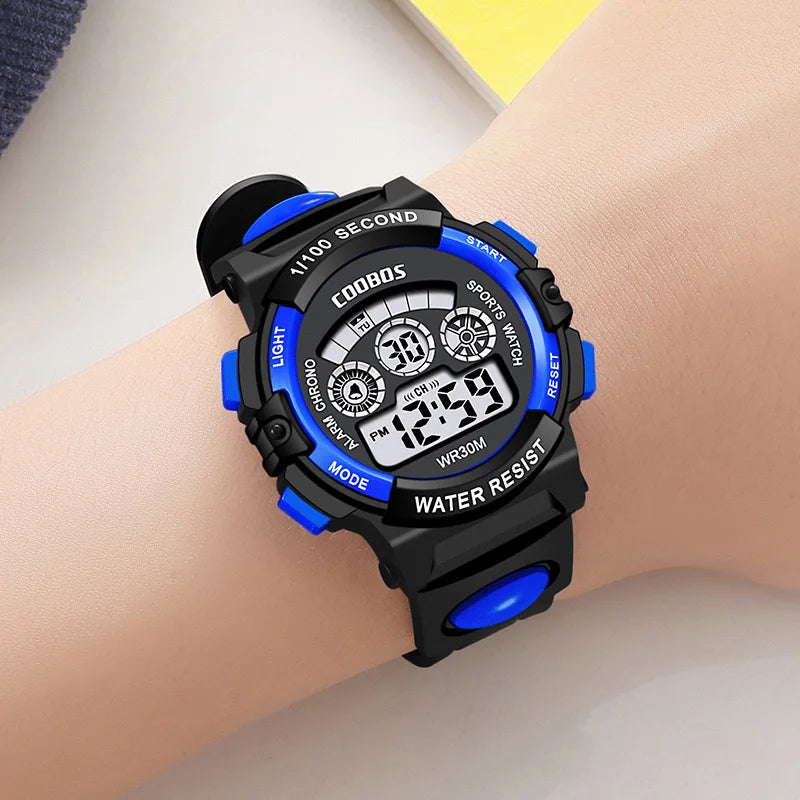 MOONBIFFY - Montre Enfant Sport LED Digitale - Étanche 3 ATM - Chronomètre - Calendrier - 43mm
