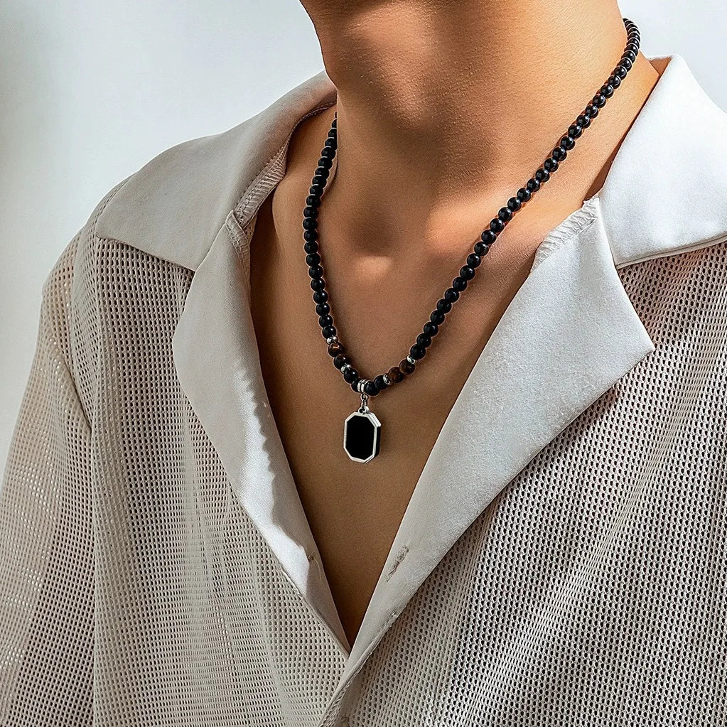 Collier Homme Perles Noires Pendentif Carré - Accessoire Tendance 2025